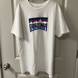 PATAGONIA MEN’S SHIRT 39115 WHITE WITH BLUE ACCENTS NEVER BEEN MACHINE DRIED